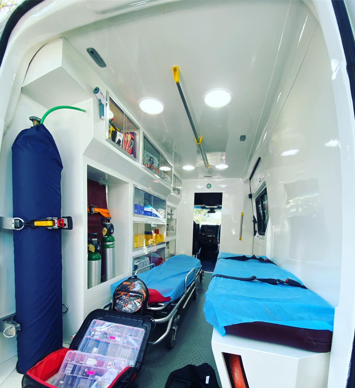 Interior equipado de ambulancia